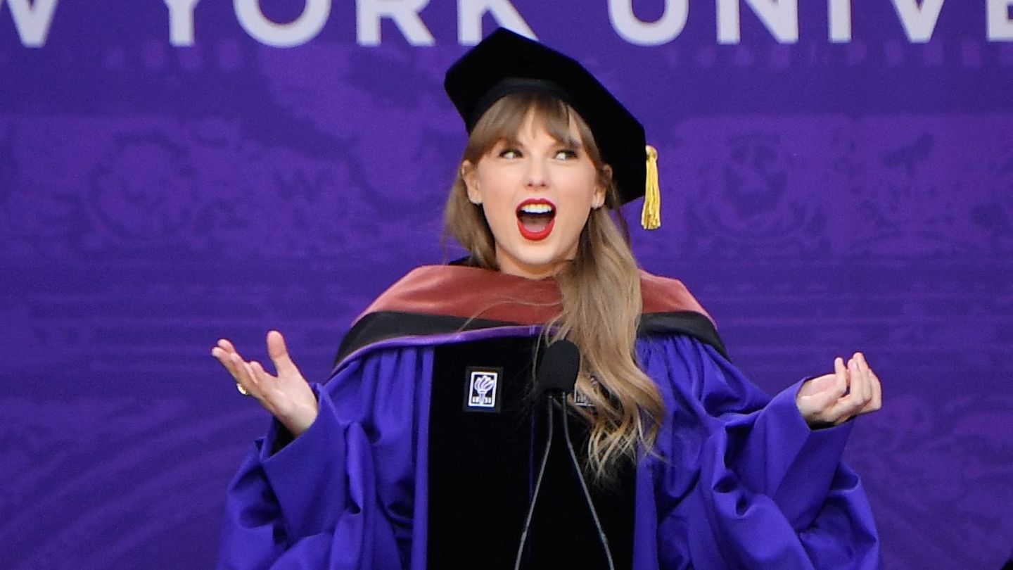 Taylor Swift’s NYU Speech Urges Class Of 2022 To ‘Reside Alongside Flinch’