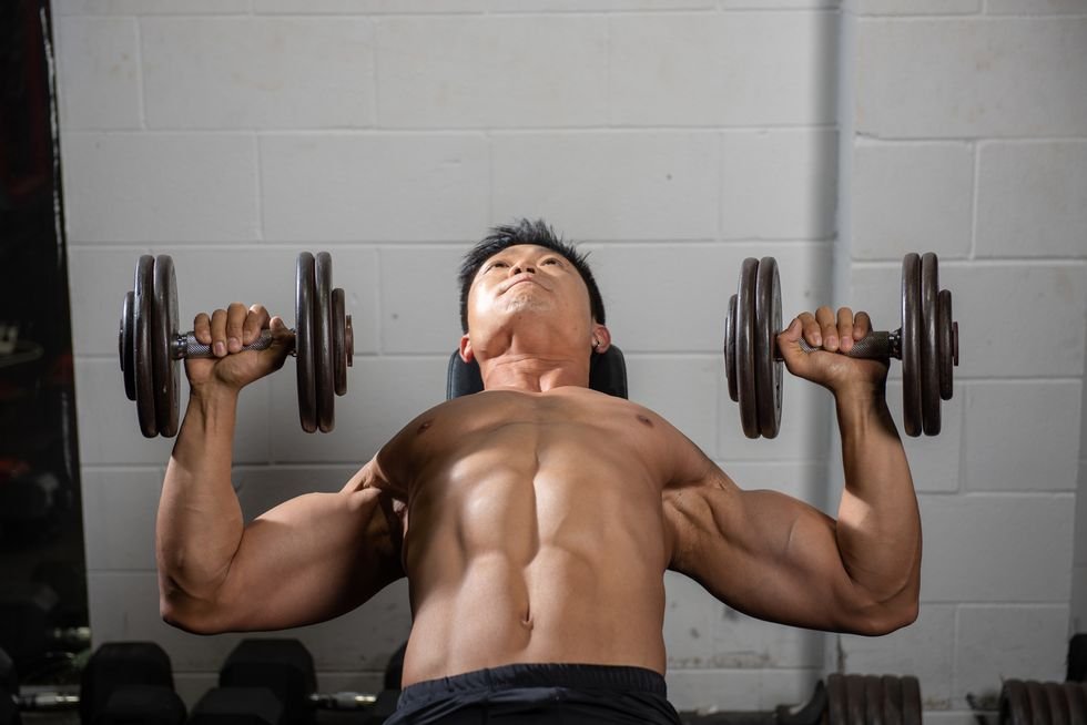 A High Coach Shared 5 General Dumbbell Bench Press Mistakes, and Be taught how to Fix Them